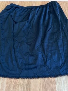 Vintage Vanity Fair black womens medium Half Slip Skirt with Lace Trim